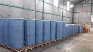 Kho hàng lưu trữ các cuộn tấm polycarbonate với số lượng lớn, được sắp xếp trên pallet gỗ