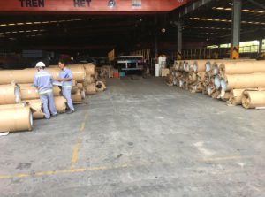 Nhân viên kỹ thuật đang kiểm tra chất lượng cuộn tấm polycarbonate tại kho trước khi nhập hàng