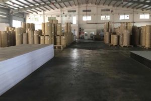 Các tấm polycarbonate được xếp chồng và bảo quản trên pallet trong kho hàng rộng lớn tại Vật Liệu Nhà Xanh