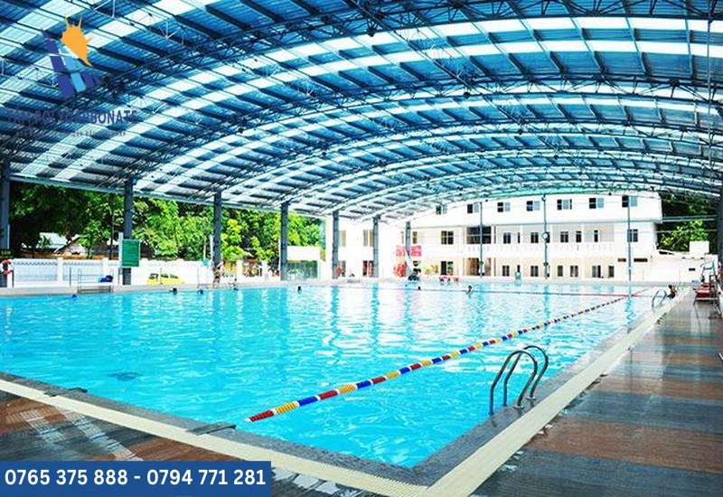 Mái che polycarbonate bảo vệ bể bơi