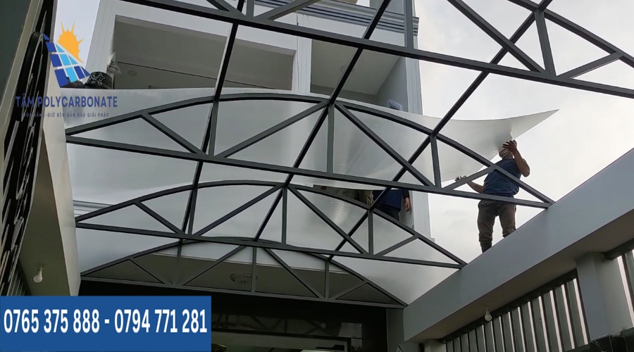 Lắp đặt mái che tấm poly đặc
