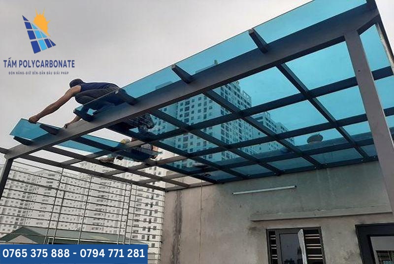 Kính nhựa bền đẹp truyền sáng tốt