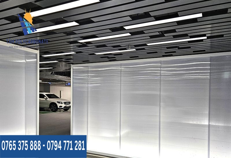Vách ngăn Polycarbonate cho showroom
